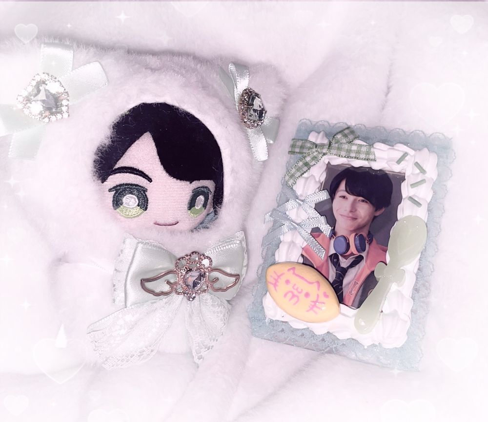 ねこの着ぐるみを着た猛原禽次郎のぬいぐるみとデコレーションされたカードケースに入っている猛原禽次郎のトランプ