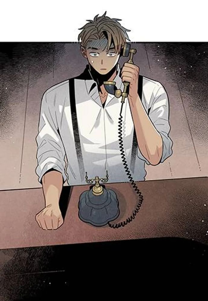 Daniel, protagonísta de "Hotel Pharus" contestando una llamada misteriosa.