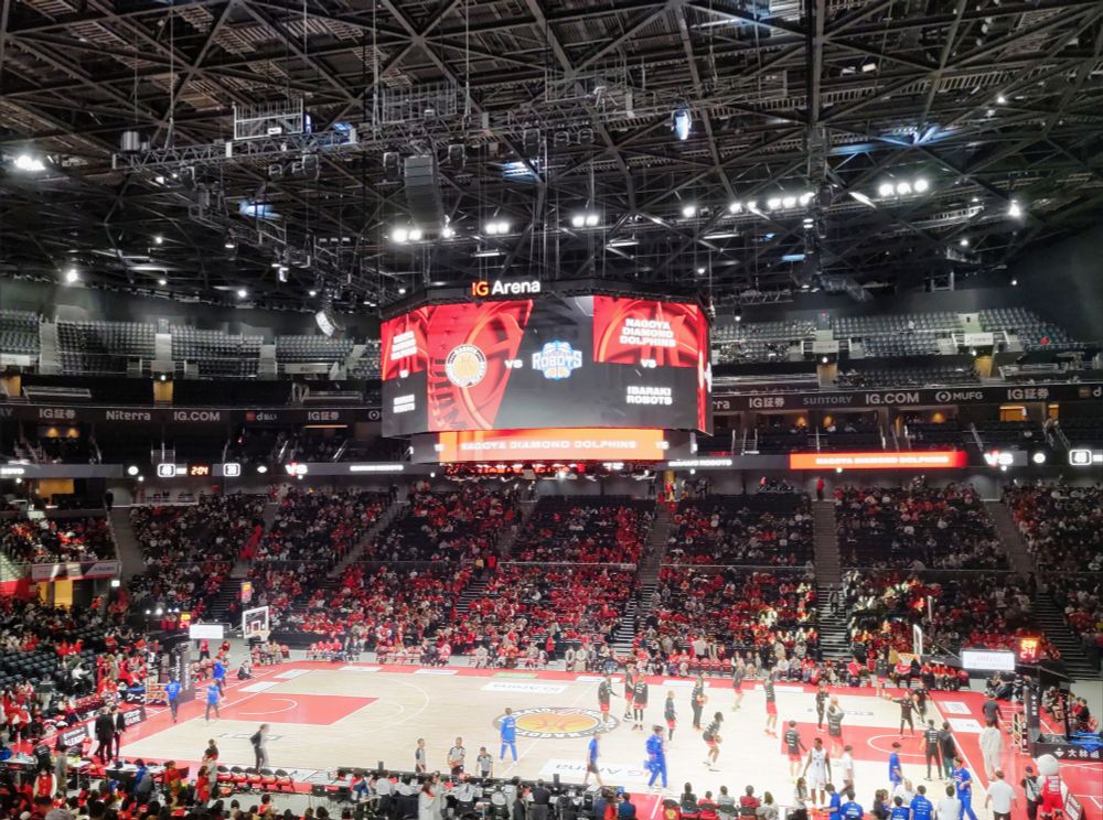 名古屋ダイヤモンドドルフィンズと茨城ロボッツの試合、アリーナ内全景。コート中央上部に大型ビジョンが設置されている。