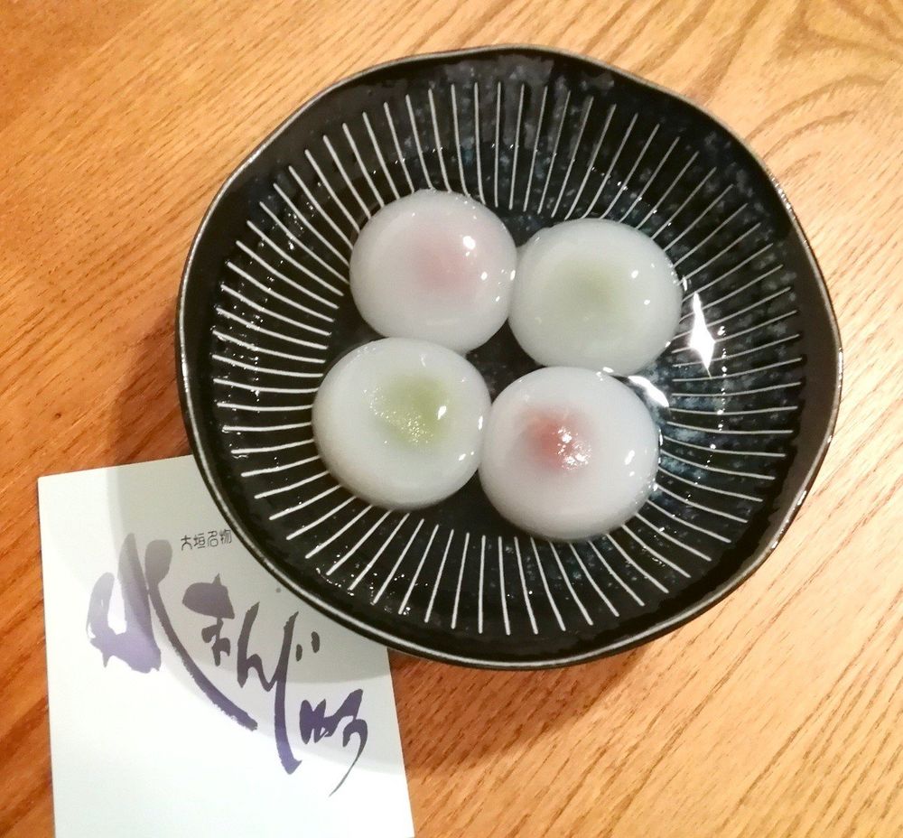 水都と言われている岐阜県大垣市の名物『金蝶園総本家本店/水まんじゅう』の写真。藍色の器に、小豆こし餅と抹茶餡の水まんじゅうが4個並んでいる。