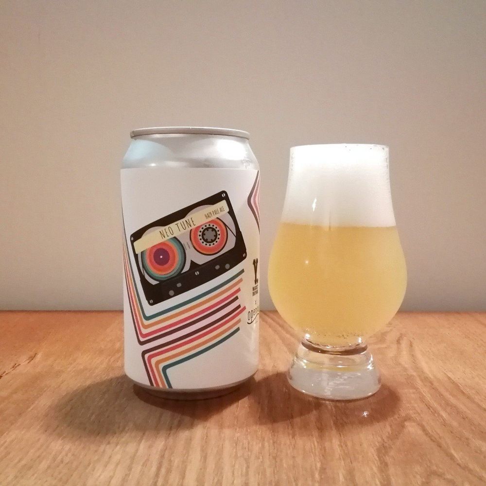 クラフトビール370ml缶とグラスが並んだ写真。ラベルは白い背景にカセットテープのデザイン。ビールはミルキーな濁り黄金色。