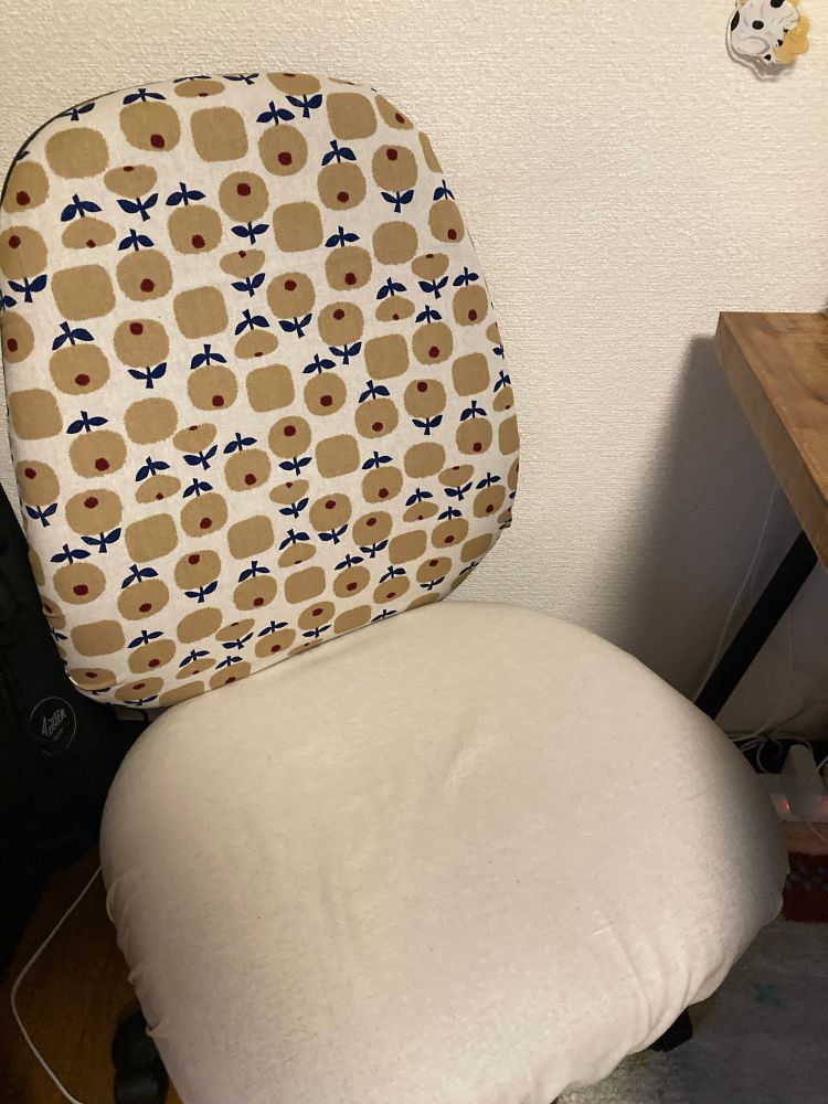 綿麻のカバーがかかったオフィスチェア