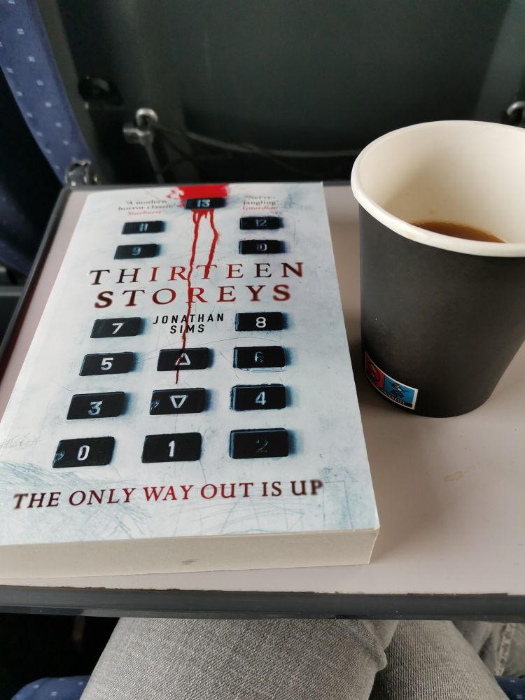 Omslagsbild till skräckromanen Thirteen Storeys av Jonathan Sims.