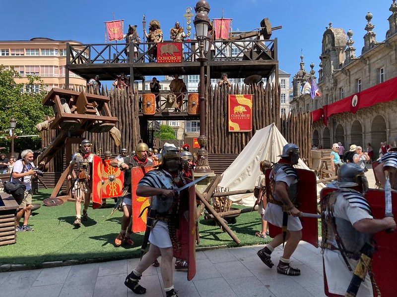 Recreación histórica de una batalla entre romanos y castrexos en el festival romano Arde Lucus en Lugo, Galicia