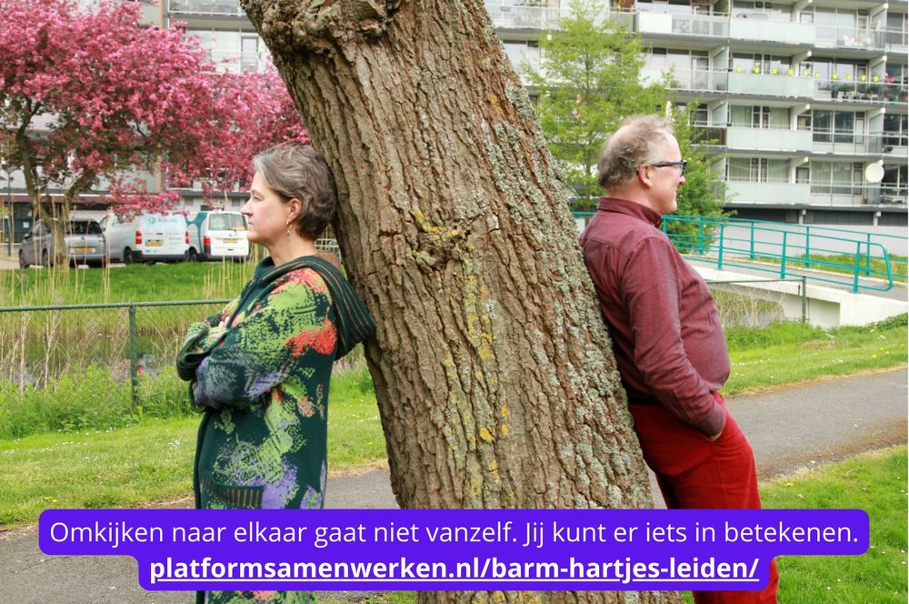 2 mensen tegen dezelfde boomstam staand, ieder in eigen gedachten verzonken