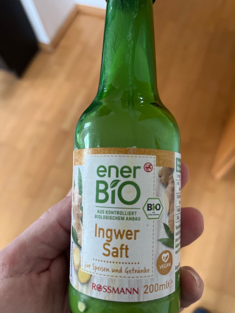Ein kleines Fläschchen Ingwer Saft