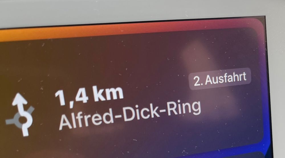 Navigationsanzeige für einen Kreisverkehr namens "Alfred-Dick-Ring"
