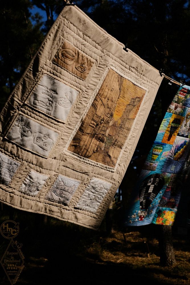 森澄子さま「糸で描く」大キルト・28（第31回 潮風キルト展 2025.11.14）
（右：チクチクパッチの仲間たちさま「夢のせて」大キルト・27）
※転載・AI学習他利用禁止。No Unauthorized Reproduction / No AI training / Do not use this picture for anything. photo by Yodomibachi 2025.11.23(upload)
※HmC（生成AI不使用認定）マークは撮影に関わる工程について保証するものです。