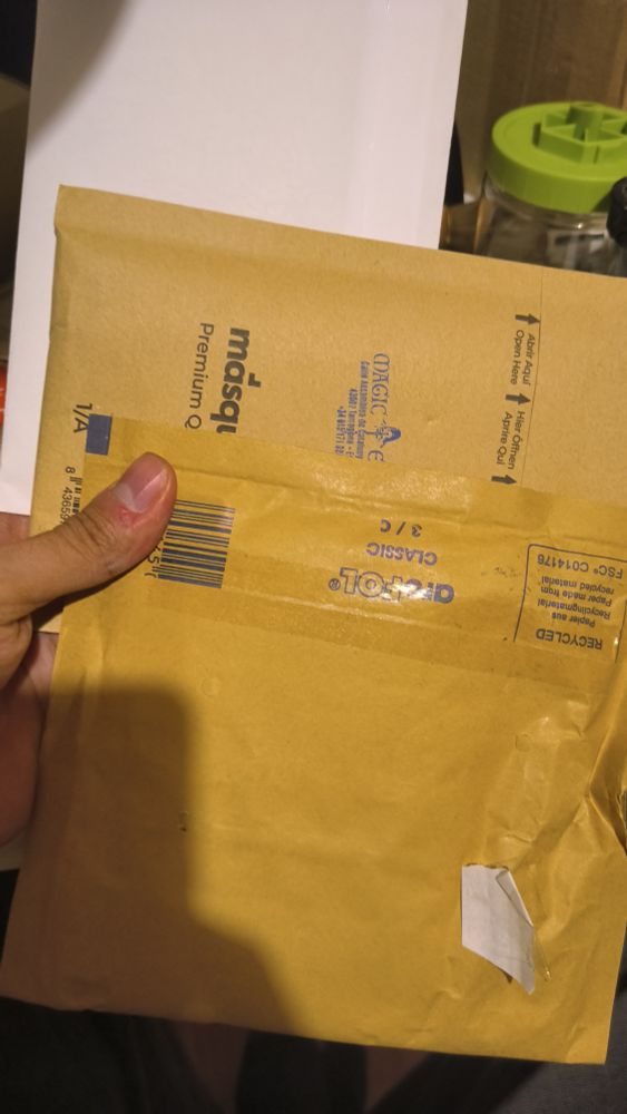 Imagen de mano de mono agarrando tres sobres de diferente color