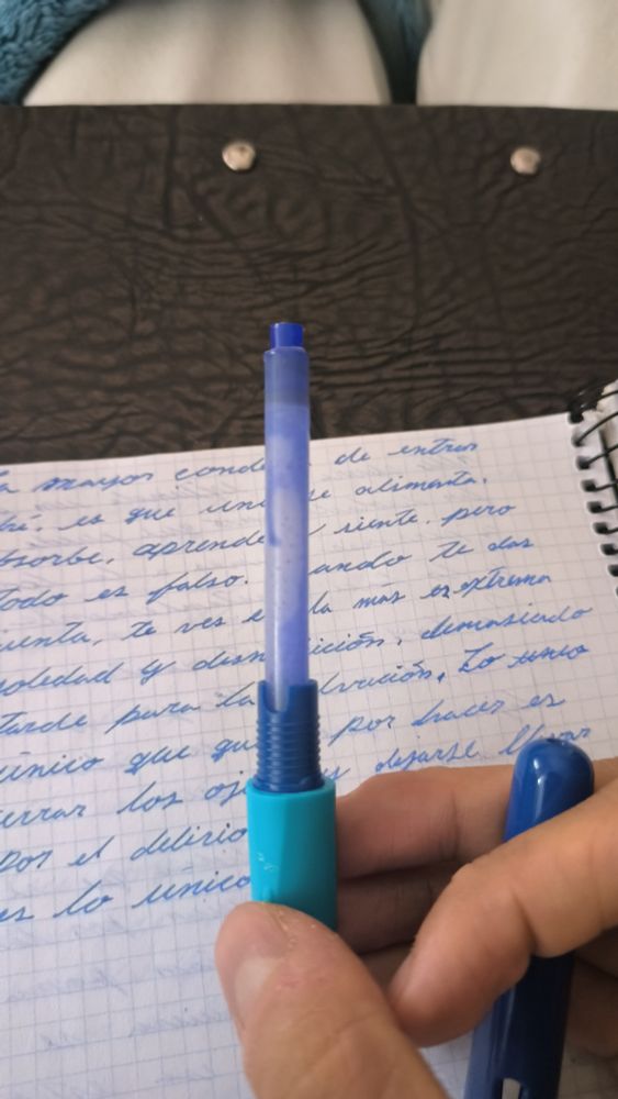 Pluma estilográfica con el cartucho de tinta casi vacío (es el 4to día que la uso)