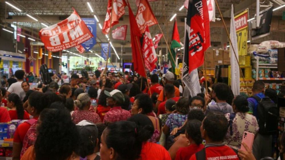 Manifestantes de esquerda ocupam mercados da rede Carrefour em todo o país