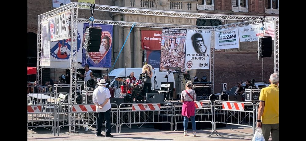 Live music in Piazza Maggiore, Bologna.