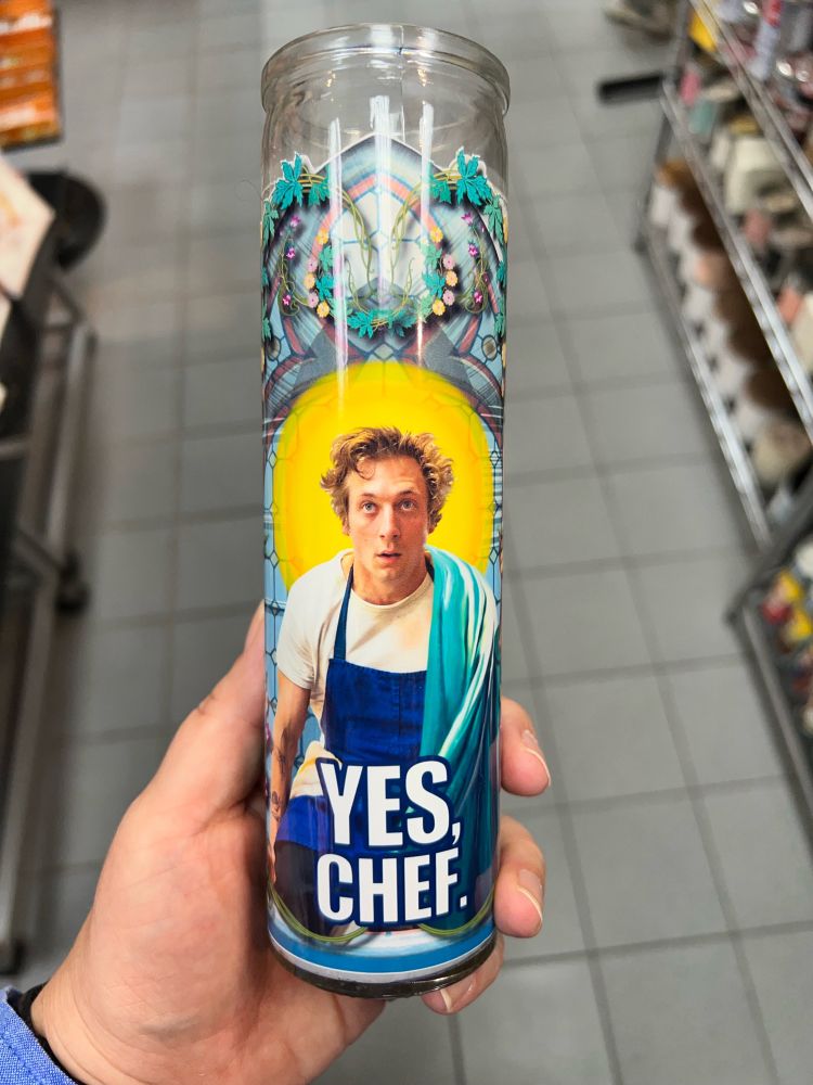 Eine Kerze mit Jeremy „The Bear“ Allen White und der Aufschrift „Yes, Chef“