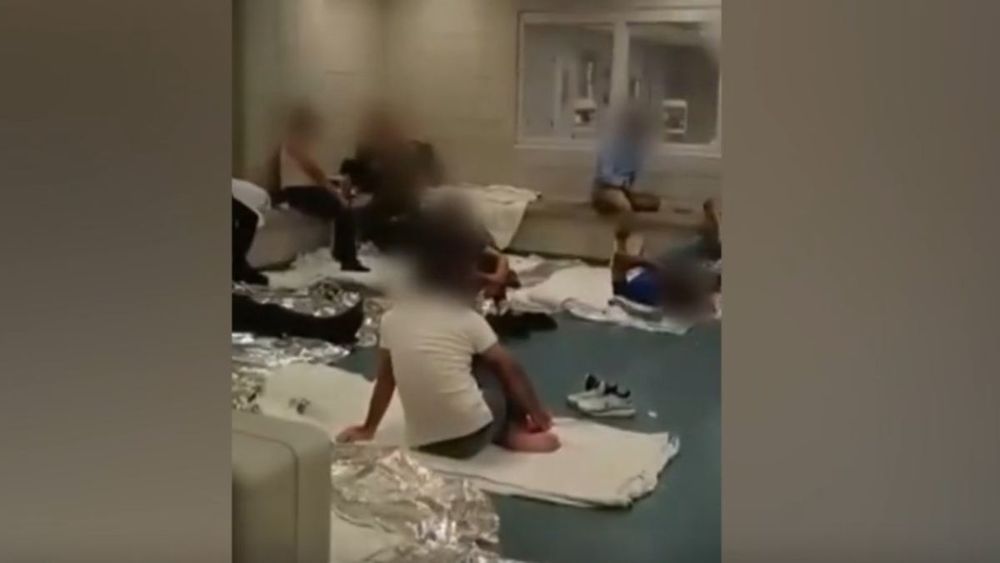 Keine Duschen, nur zwei Toiletten, abgesperrte Türen: Es sind verstörende Bilder, die die New York Coalition - ein Zusammenschluss für die Rechte von Einwanderern und Geflüchteten - jetzt veröffentlic...