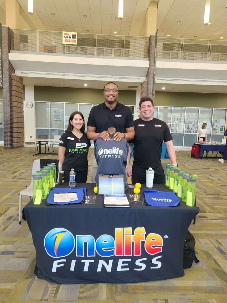 Last week, our Employee Assistance Program hosted Honoring Educators & Prioritizing Wellness with fitness classes, workshops, massages, and putt-putt . Thank you to our dedicated teachers and staff for your continued commitment to student success and well-being. 🙌🍎 #WellnessAtWork #OneTeamOneAPS