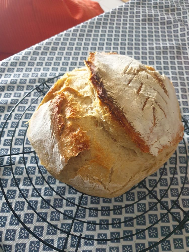 Un pain doré qui a l'air délicieux sur une grille 