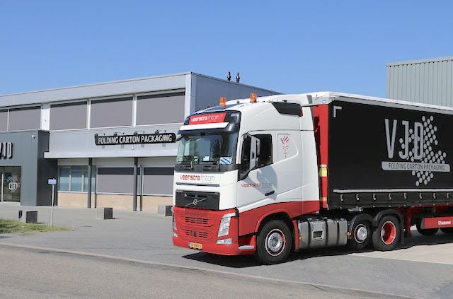 Pand en vrachtwagen van VJD in Joure