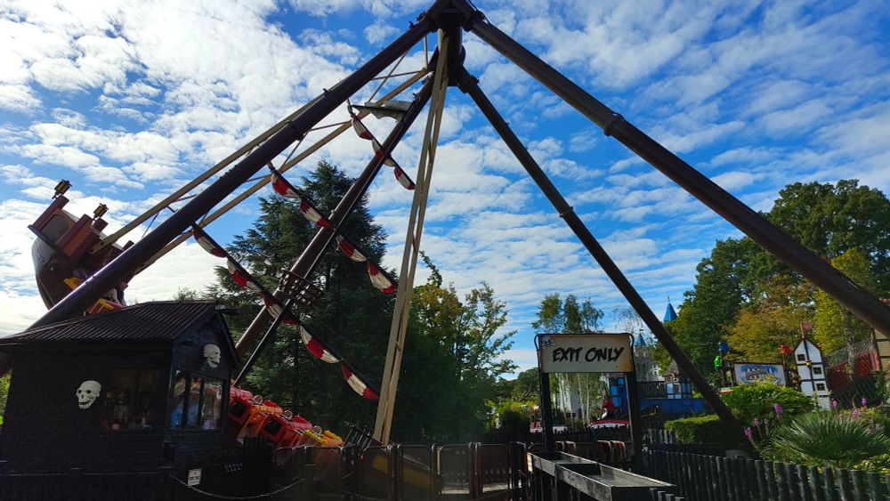 Pirate ship ride