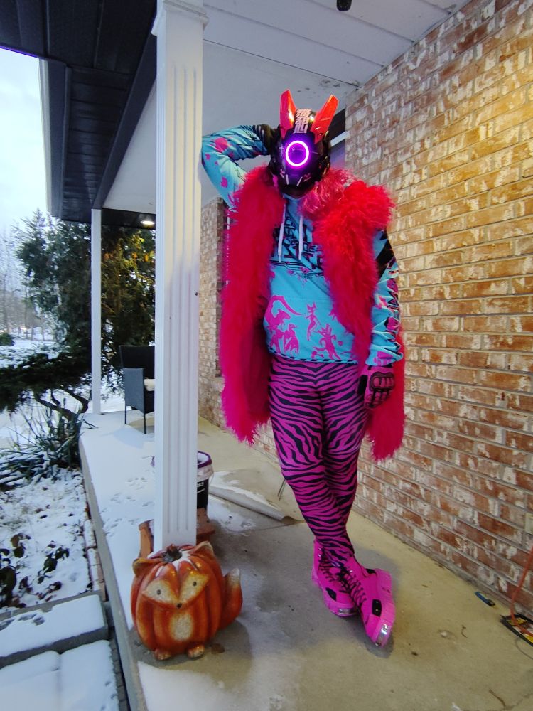 Same outfit as previous, this time leaning against a pillar.