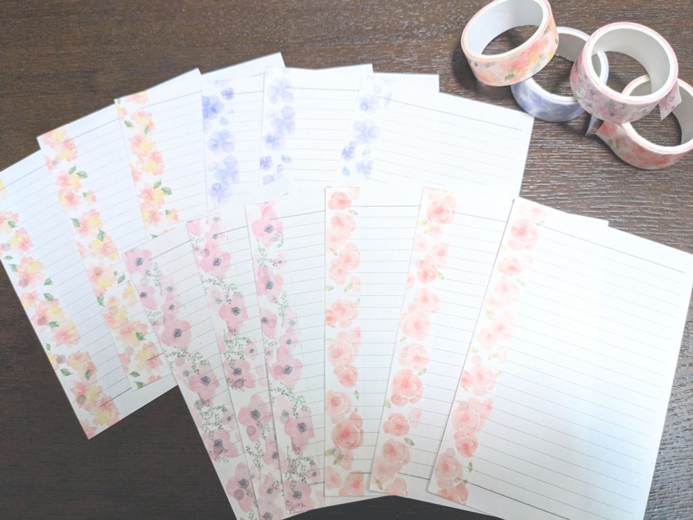 花柄のマスキングテープを貼った　システム手帳のリフィル。　このあと手帳に戻すから　穴を開けなおす作業があるけれど　上手にできるかドキドキ。