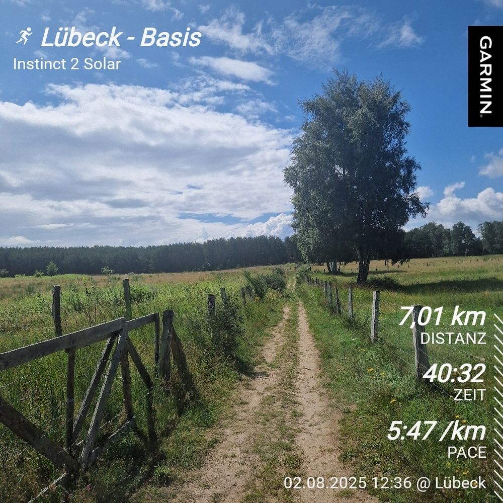 Weg zwischen zwei Weiden, im Hintergrund der Wald dazu die Laufstatistik des heutigen Laufes 7km in 40:32min