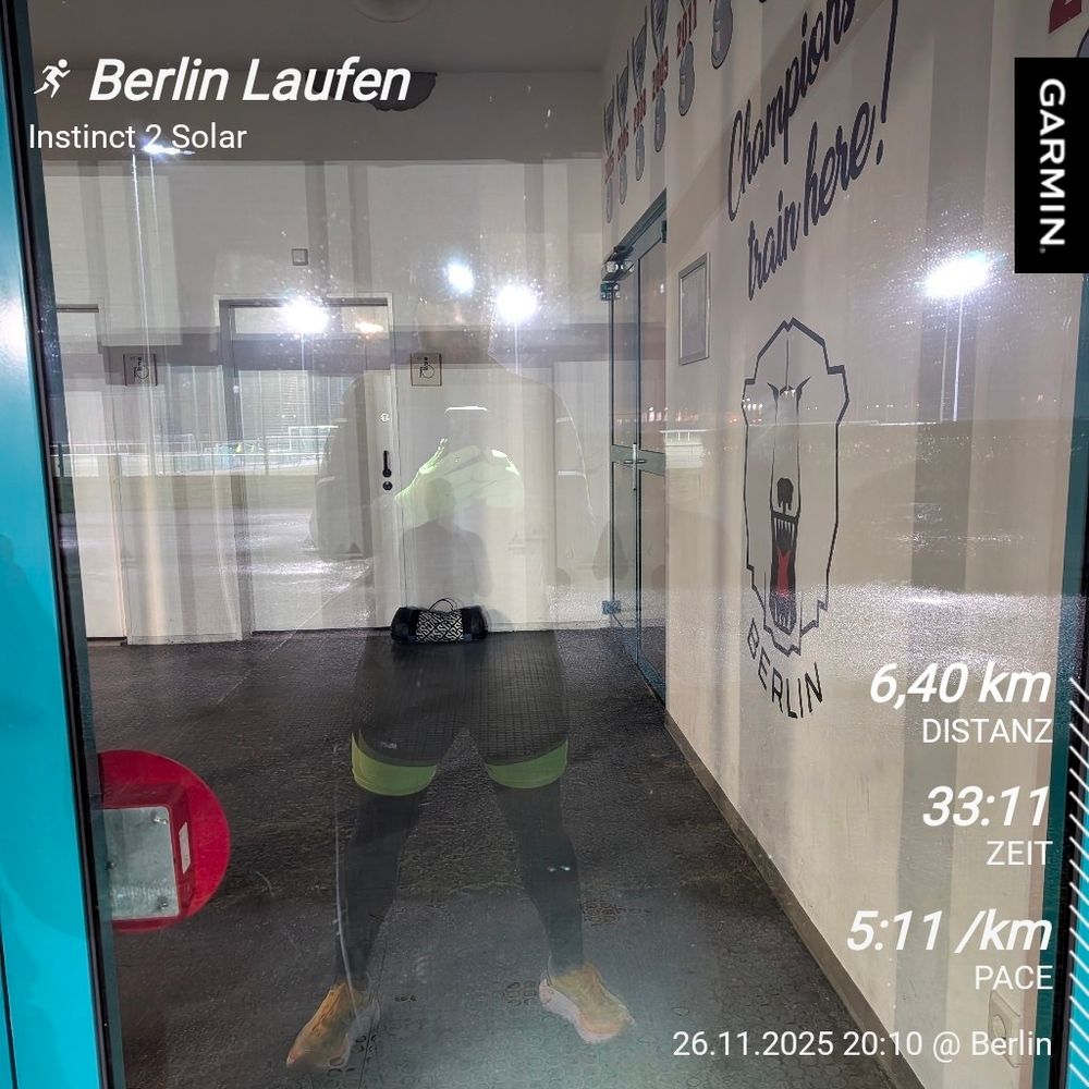 Spiegelung des Accountinhabers vor dem Trainingsraum der Eisbären Berlin, dazu die Laufstatistik des heutigen Laufes 6,4km in 33:11min