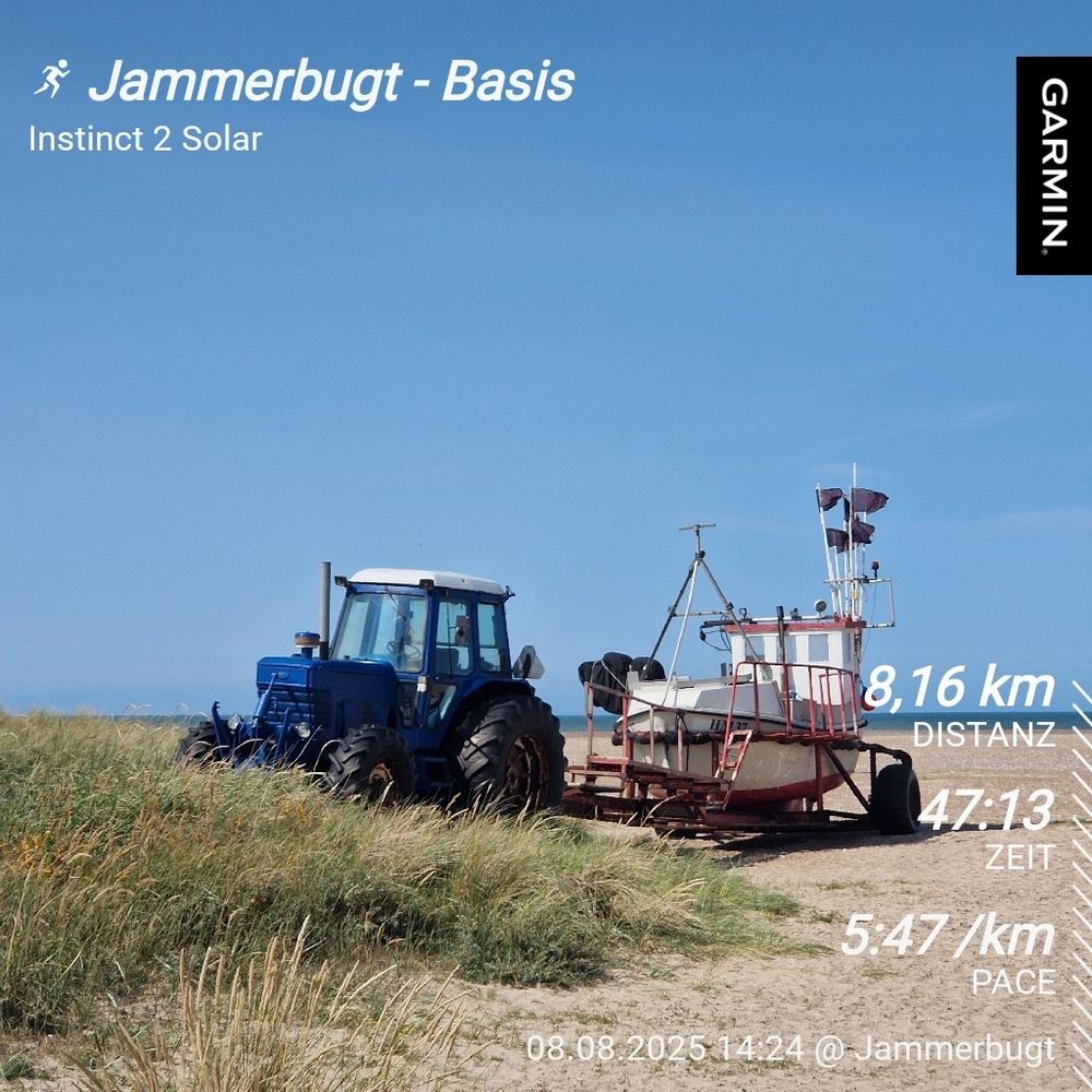 Bild am Strand, ein Traktor hat einen kleinen Kutter im Schlepptau, dazu die Laufstatistik des heutigen Laufes 8,16km in 47:13min