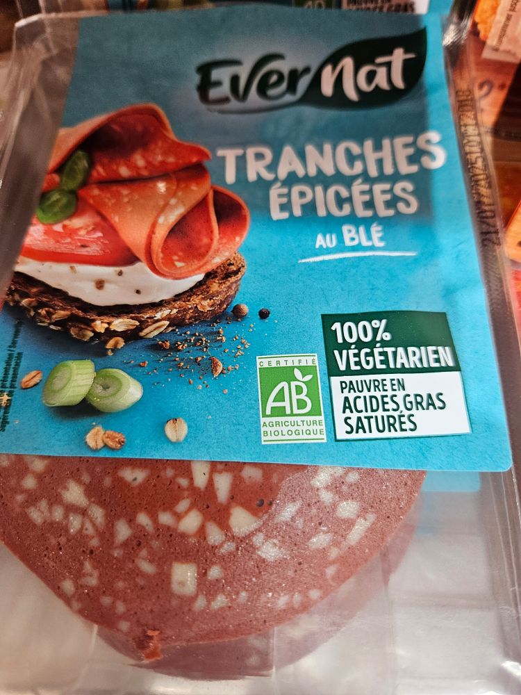 Produit simili carne type chorizo de la marque Evernat au rayon frais d'un magasin.
Le packaging annonce "TRANCHES ÉPICÉES AU BLÉ", "100% VÉGÉTARIEN"