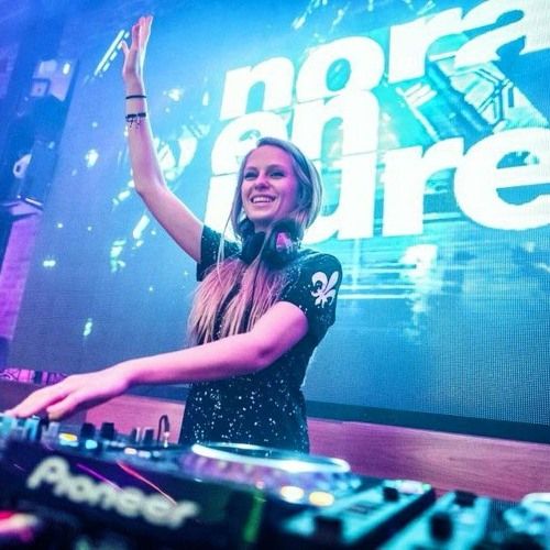 Photo de la DJ Nora En Pure en train de mixer