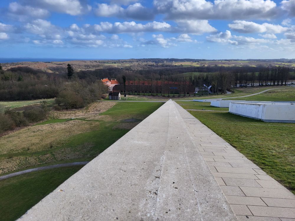 Zu sehen ist die Dachkante des Moesgard Museum. Das Museum ist in einen Hang hineingebaut, so dass die Dachkante schräg nach unten ausläuft 