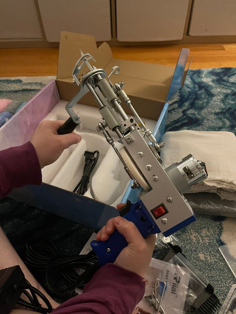 Déballage d'un kit de tufting de tapis.