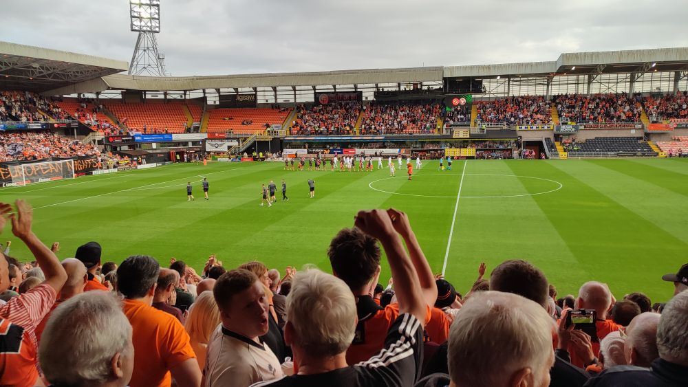 Teams heading onto the pitch at Tannadice Park for Dundee United v UNA Strassen in a UEFA Conference 2nd round qualifier. Supporters arms held in the air, waiting in anticipation for a thrilling 1-0 win for the Terrors against a mediocre team from Luxembourg. United were honking. It's as if the manager doesn't actually want us to win games.
Loved it anyway!