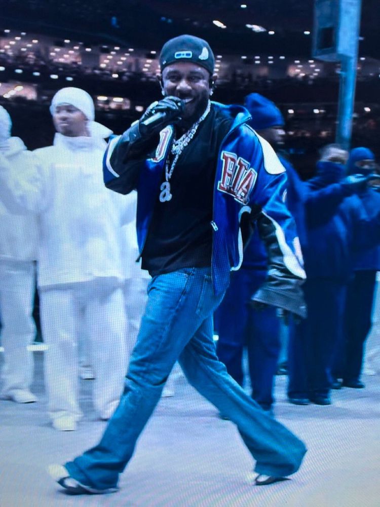 Kendrick Lamar singing and grinning ear to ear at the Superbowl halftime show on the line “Say Drake” 