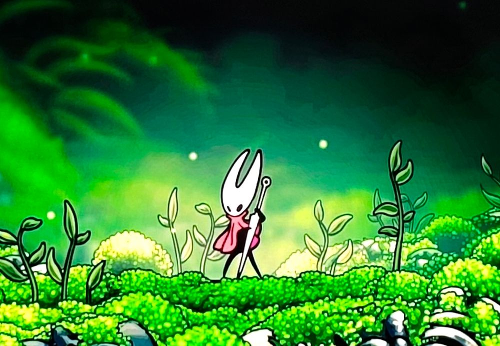 Captura del Silksong donde se ve a Hornet tocando el Needolin