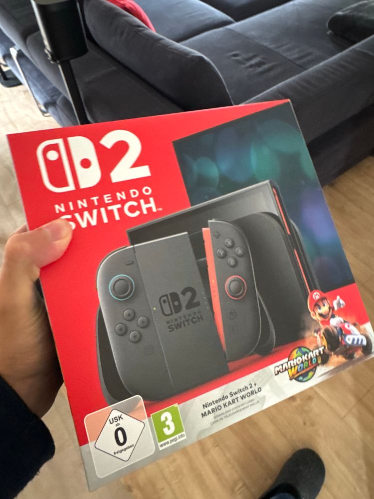 Ein Karton mit roter Farbe und der Aufschrift Nintendo Switch 2.