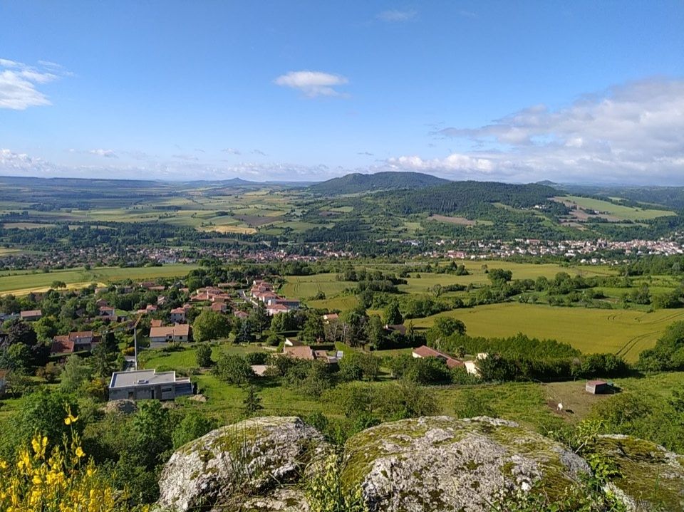 Vue sur la chaîne des Puys, ciel bleu. Vue la pluie de ces derniers temps, le vert domine.