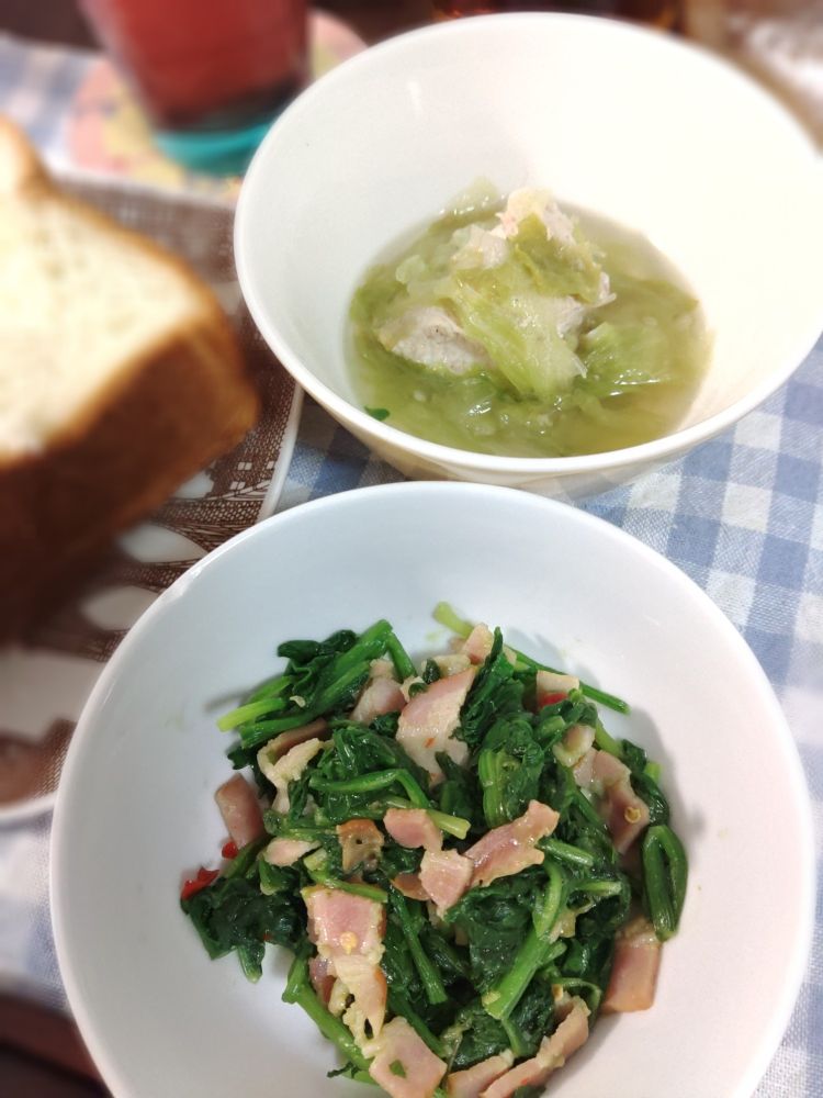 鶏むね肉とレタス鍋、ほうれん草とベーコン炒め、ゲベッケンのダイアナ食パン。