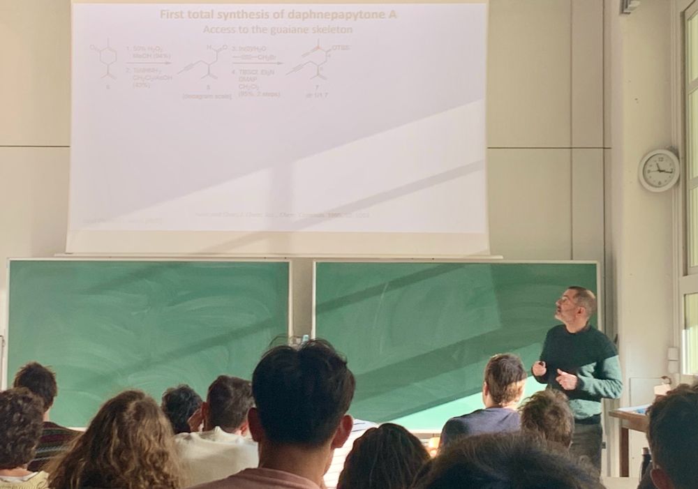 Bastien Nay présente une synthèse totale devant le public du département de chimie de l’ENS-PSL. 