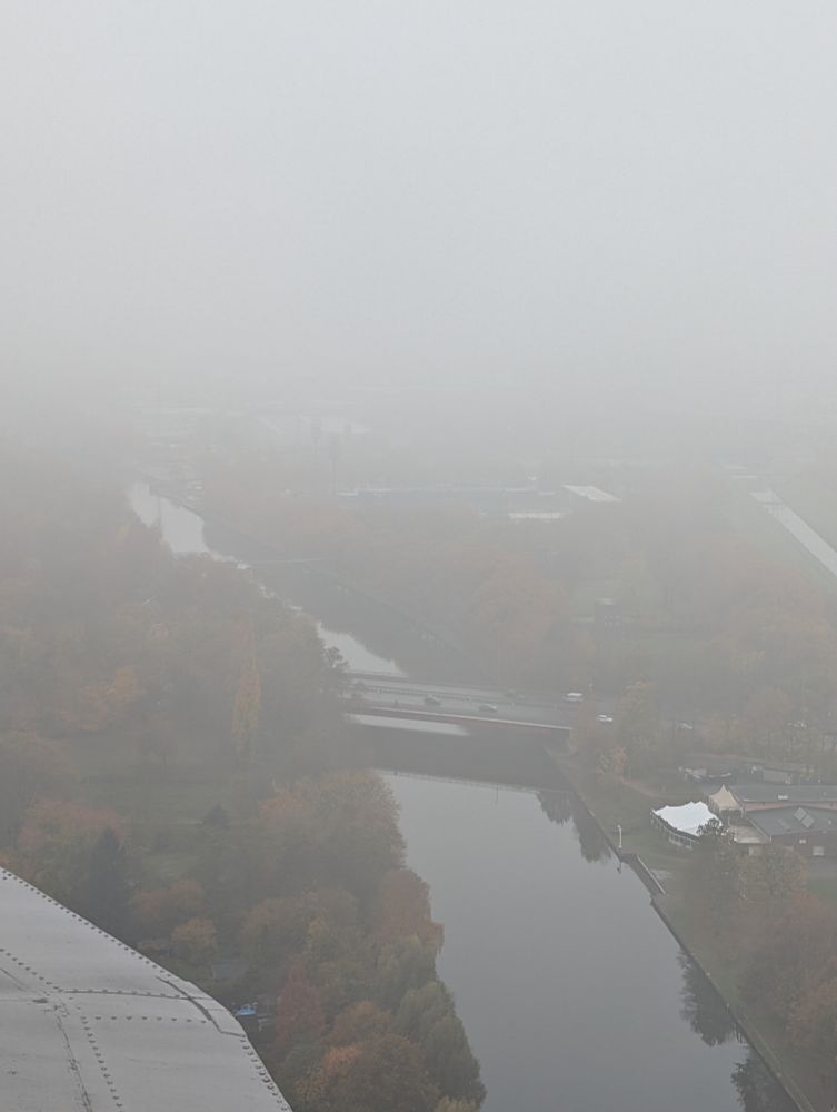 Blick vom Gasometer auf den Rhein Herne Kanal. Leider sehr neblig 