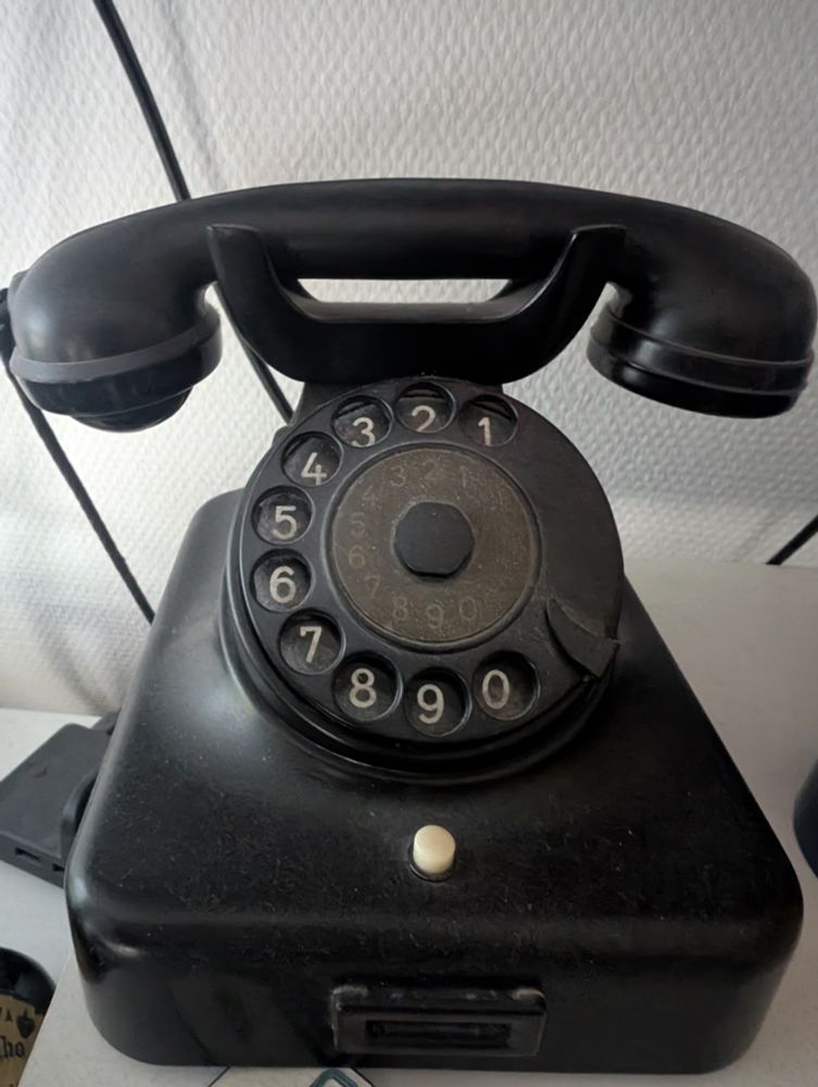 Alles schwarzes Bakelit Telefon mit Wählscheibe 