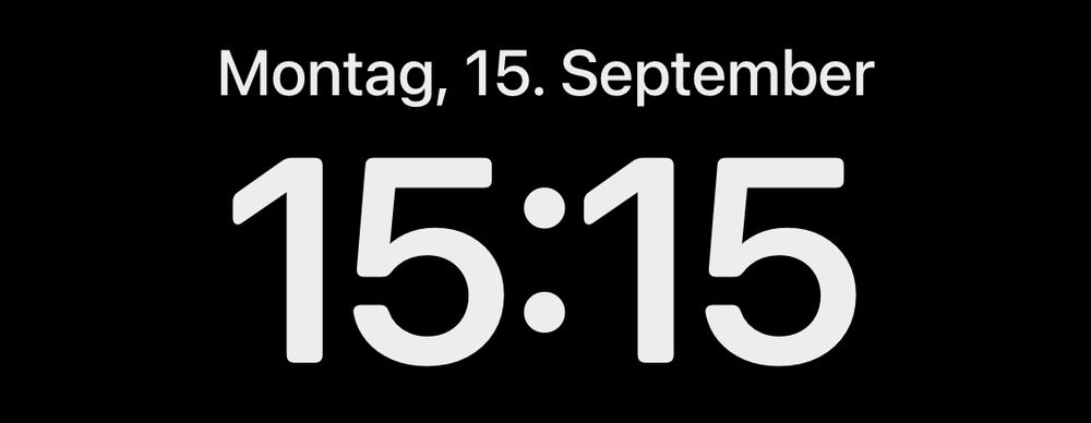 Screenshotausschnitt der Uhrzeit auf meinem Smartphone-Sperrbildschirm, mit der Anzeige „Montag, 15. September“ und darunter die Uhrzeit „15:15“.
Der Hintergrund ist schwarz, die Schrift ist geradlinig und weiß.