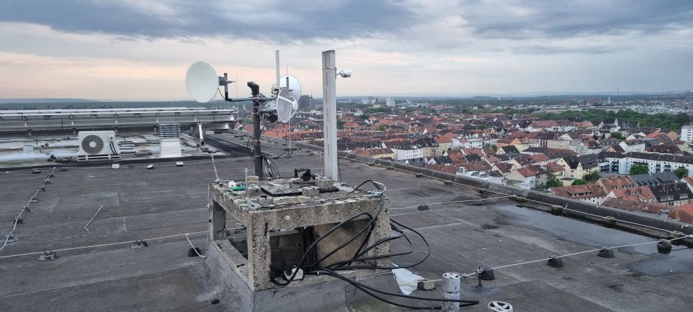 Auf dem Dach bei DB0FC. Die Masten sind verschwunden und die Antennen sitzen jetzt alle auf der ehemaligen Masthalterung auf einem Haufen. Die Webcam ist jetzt an den 23cm Schlitzstrahler montiert worden. Im Hintergrund sieht man Braunschweig von oben.