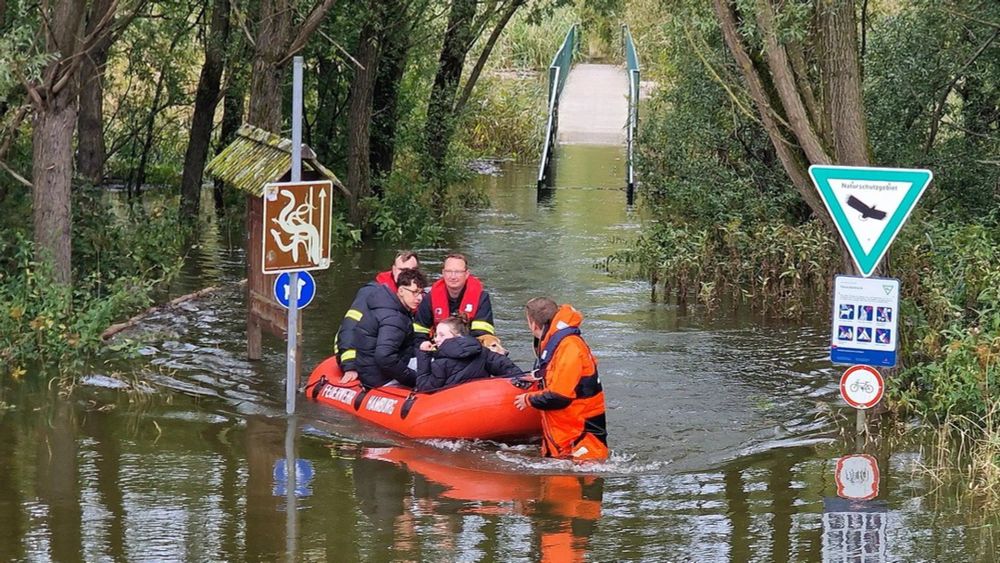 Von Flut überrascht: Feuerwehr befreit eingeschlossene Jugendliche