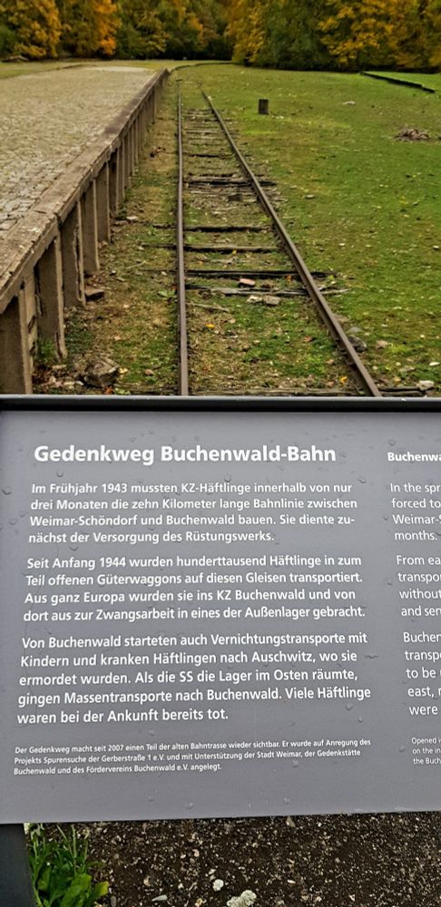 Das Bild zeigt eine Tafel über die Buchenwald-Bahn mit der 100.000 Menschen in das KZ gebracht wurden oder von dort aus in das Vernichtungslager Auschwitz transportiert wurden.