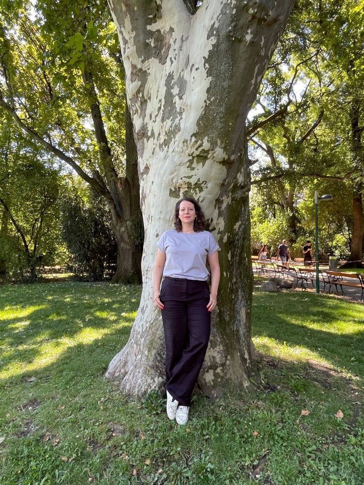 Tina Wirnsberger, Umweltsprecherin der Grünen Wien, vor einem großen Baum
