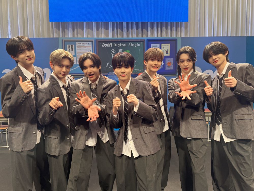 aoen members in a line. Left to right: Yuju, Ruka, Gaku, Reo, Kyosuke, Sota, Hikaru. 