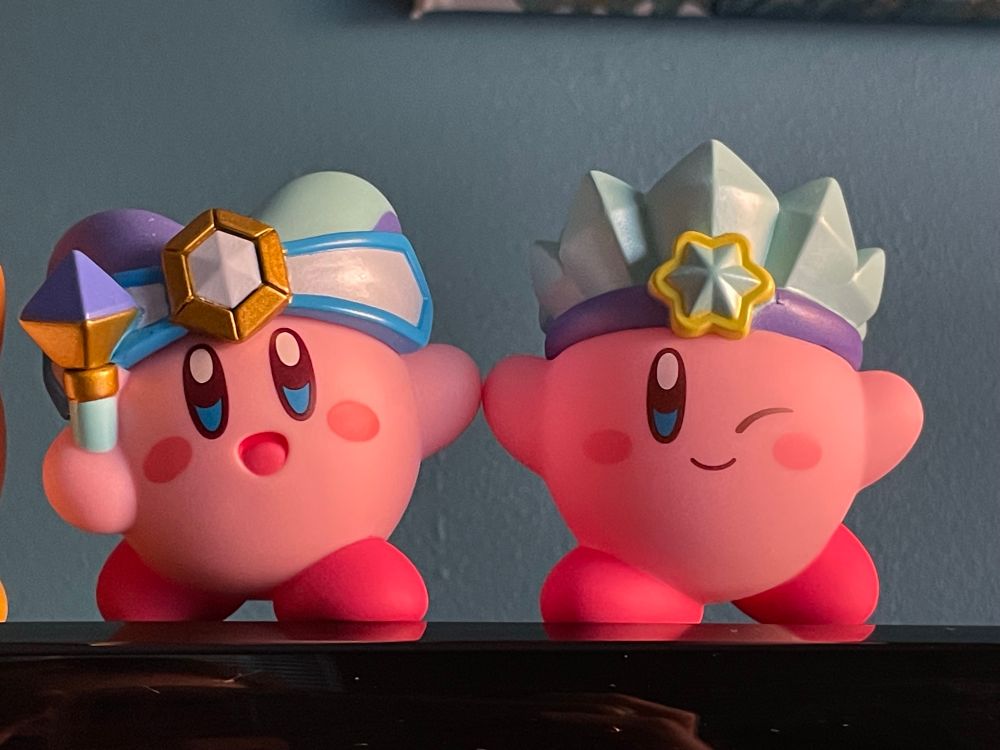 Mirror Kirby and Ice Kirby holding hands