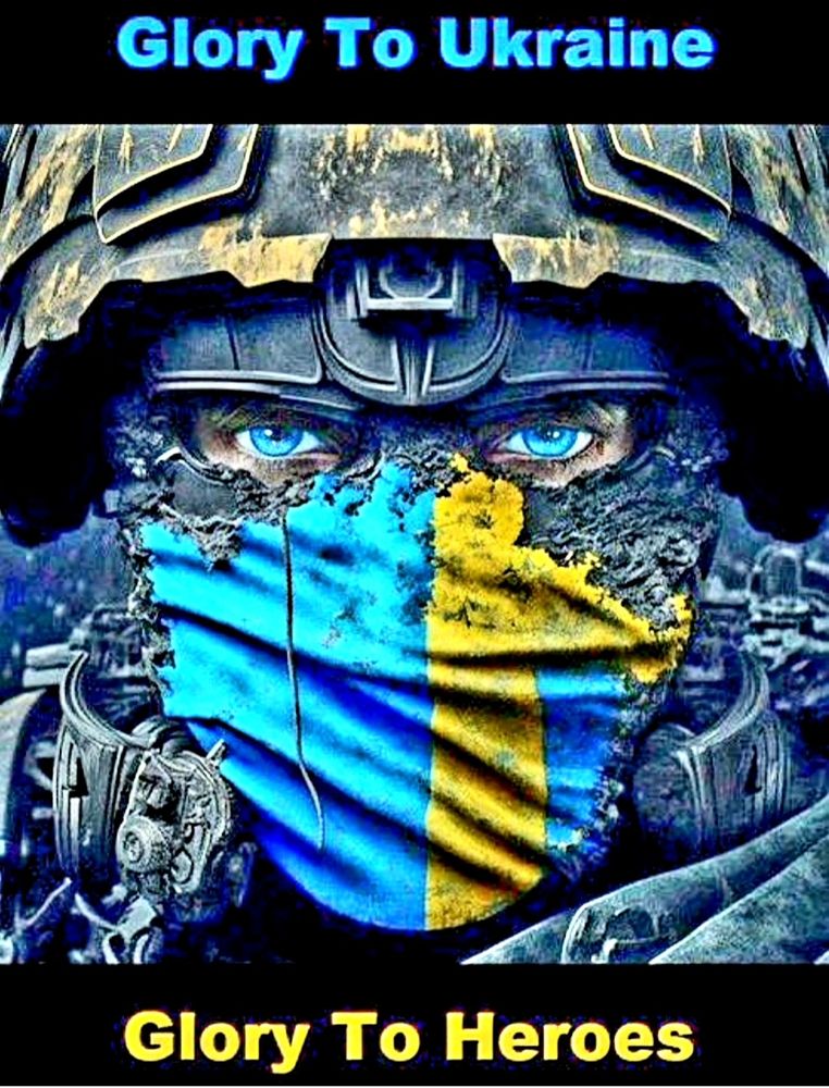 Ukrainischen Soldat mit blau gelben Tuch vor dem Gesicht mit dem Text: Glory to Ukraine und Glory to Heroes