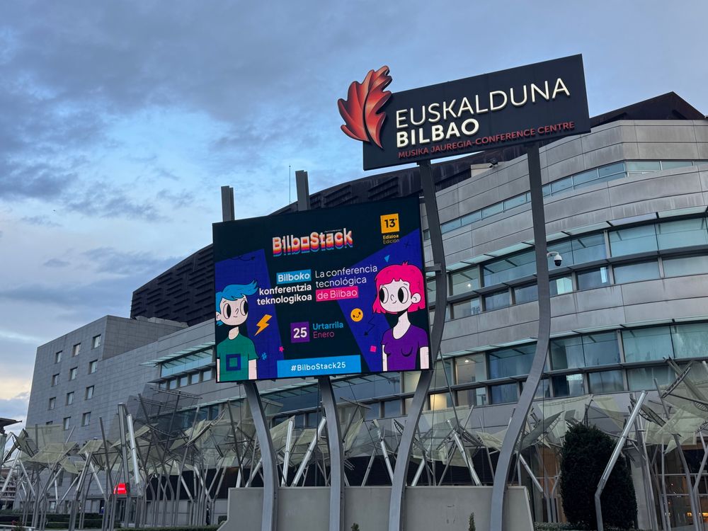 Entrada del palacio Euskalduna con la pantalla anunciando la BilboStack de este año.