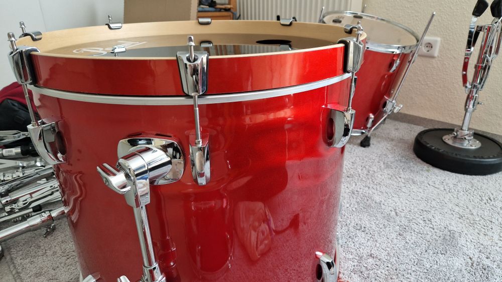 Rote Bassdrum bei der die obere Hälfte der Folie Wellen wirft aus einem anderen Winkel
